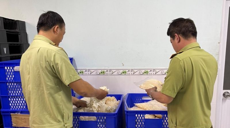 Lực lượng chức năng kiểm tra lô găng tay trôi nổi