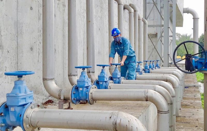 Công nhân kiểm tra hệ thống van khu xử lý nước, bảo đảm vận hành mạng lưới cấp nước (ảnh minh họa)