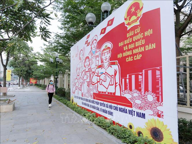 Tranh tuyên truyền, cổ động bầu cử trên phố Đại Cồ Việt. Ảnh minh họa: Hoàng Hiếu/TTXVN Tranh tuyên truyền, cổ động bầu cử trên phố Đại Cồ Việt. Ảnh minh họa: Hoàng Hiếu/TTXVN