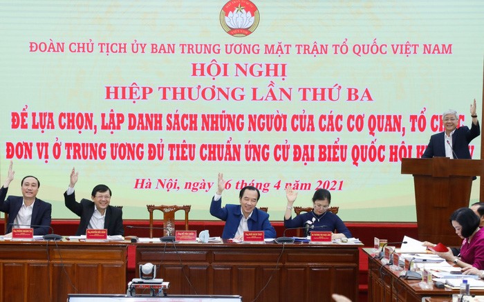 C&aacute;c đại biểu giơ tay biểu quyết lựa chọn, lập danh s&aacute;ch những người của cơ quan, tổ chức, đơn vị ở Trung ương đủ ti&ecirc;u chuẩn ứng cử đại biểu Quốc hội kh&oacute;a XV