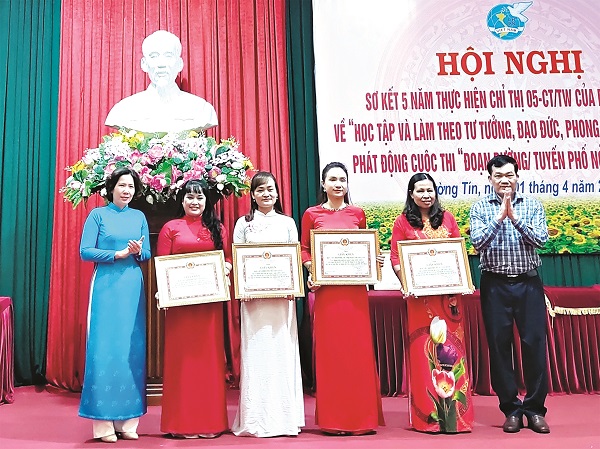 Đồng chí Lê Kim Anh – Chủ tịch Hội LHPN Hà Nội và đồng chí Nguyễn Tiến Minh - Bí thư huyện ủy Thường Tín tặng Giấy khen cho các tập thể có thành tích xuất sắc.