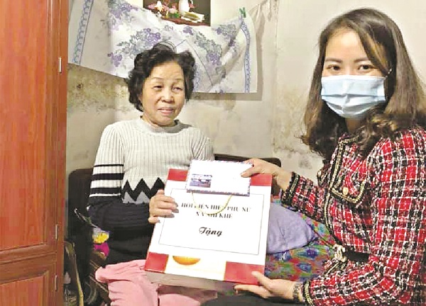 Hội LHPN xã Nhị Khê tặng quà cho phụ nữ có hoàn cảnh khó khăn