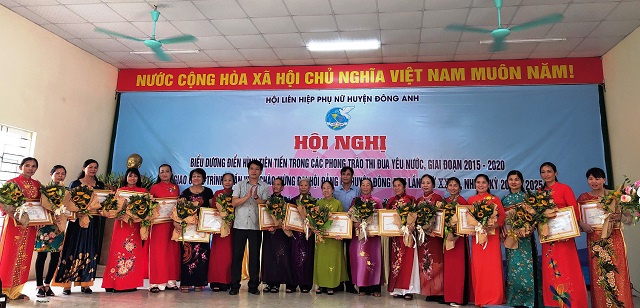 Các đồng chí lãnh đạo Huyện trao tặng Giấy khen cho các cá nhân điển hình tiên tiến trong phong trào thi đua yêu nước do Hội PN tổ chức năm 2020. Các đồng chí lãnh đạo Huyện trao tặng Giấy khen cho các cá nhân điển hình tiên tiến trong phong trào thi đua yêu nước do Hội PN tổ chức năm 2020.