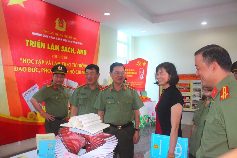 Các đại biểu tham quan phòng trưng bày sách