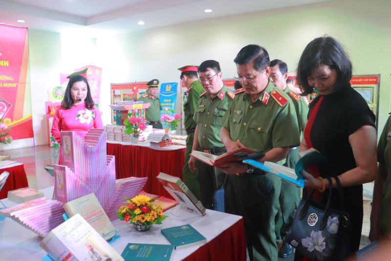 Các đại biểu tham quan gian sách