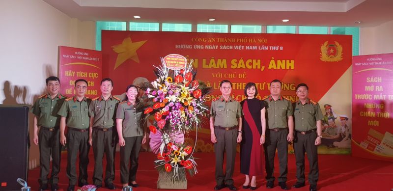 Các đại biểu khai mạc triển lãm