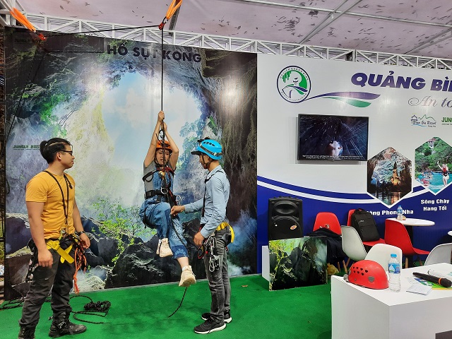Gian hàng du lịch Quảng Bình với trải nghiệm đu dây mô phỏng động tác thường được thực hiện trong các tour khám phá hang động