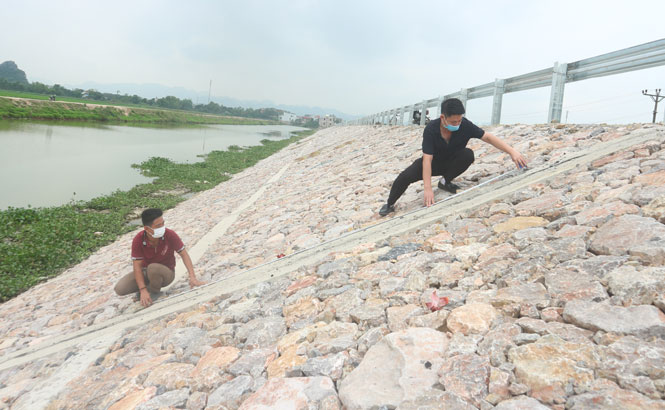 Từ năm 2012 đến nay, thành phố Hà Nội đã đầu tư 4.786 tỷ đồng để cứng hóa 193km mặt đê. Ảnh: Nhuệ Văn