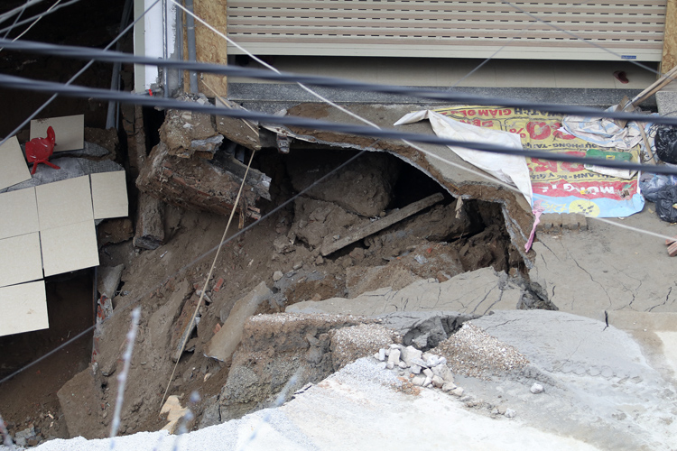 Hố “tử thần“ rộng 30m, sâu khoảng 5m tại xã Quảng Bị, huyện Chương Mỹ (Hà Nội), chiều 6/4/2021. Ảnh: Lê Phú.