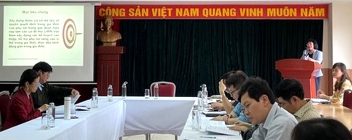 Tiến sĩ Dương Kim Anh - Ph&oacute; Gi&aacute;m đốc Học viện Phụ nữ Việt Nam - tr&igrave;nh b&agrave;y kết quả S&aacute;ch chuy&ecirc;n khảo
