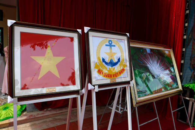 Những món quà từ Trường Sa. Những món quà từ Trường Sa.