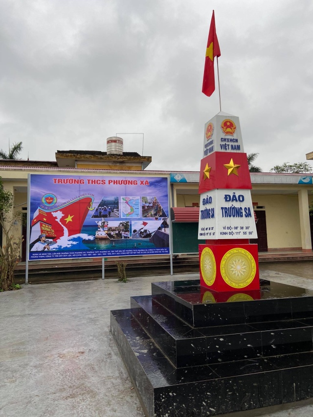 Mô hình cột mốc Trường Sa tại trường THCS Phương Xá. Mô hình cột mốc Trường Sa tại trường THCS Phương Xá.