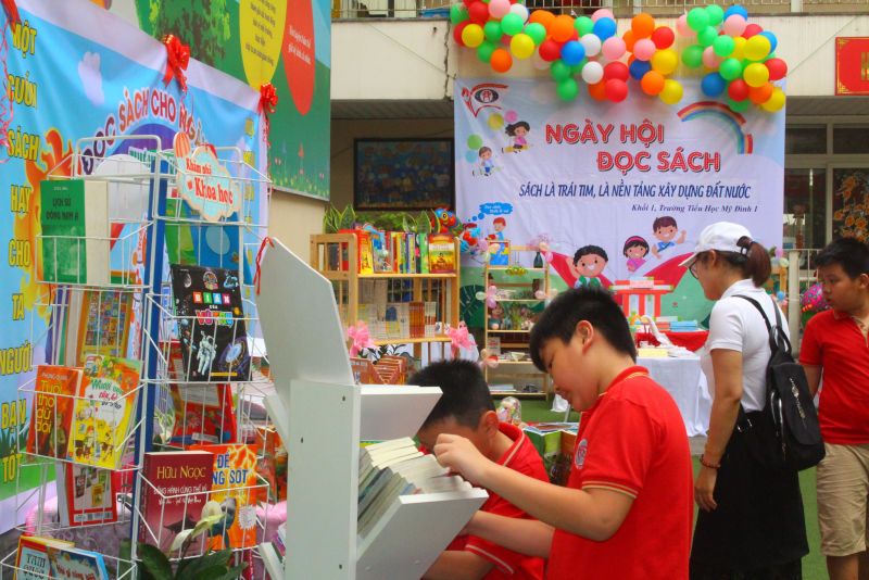 Học sinh hào hứng tham gia đọc sách tại triển lãm Học sinh hào hứng tham gia đọc sách tại triển lãm