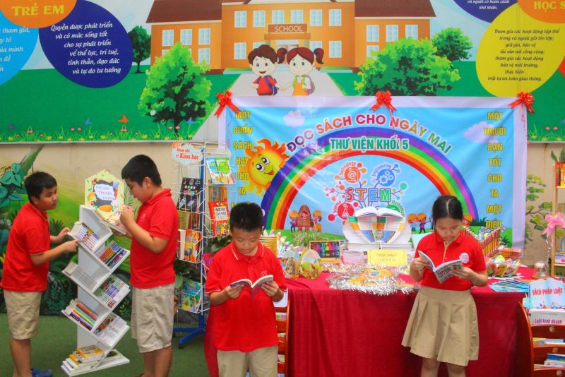 Học sinh trường Tiểu học Mỹ Đình 1 hào hứng đọc sách Học sinh trường Tiểu học Mỹ Đình 1 hào hứng đọc sách