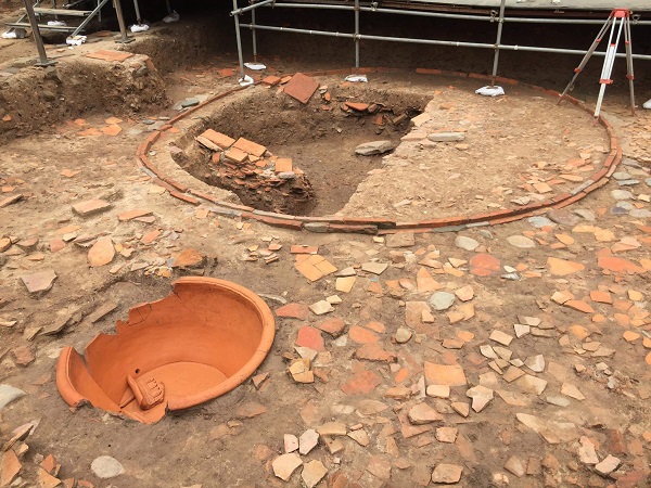 Chiếc chậu đất nung thời Trần c&oacute; k&iacute;ch thước lớn. Ảnh: VGP/Thiện T&acirc;m