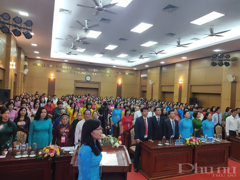 Các đại biểu thực hiện nghi lễ chào cờ