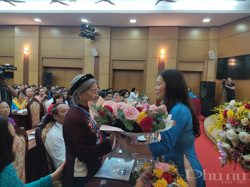 Tặng hoa Mẹ Việt Nam Anh Hùng Nguyễn Thị Hằng