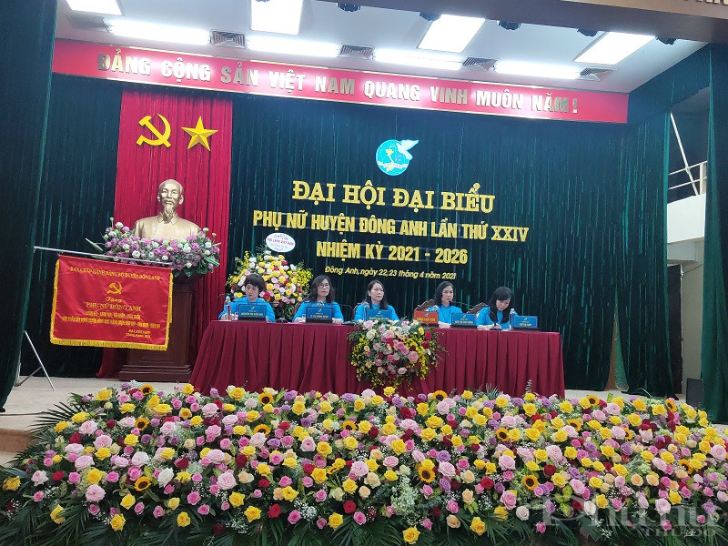 Đoàn chủ tịch Đại hội đại biểu phụ nữ huyện Đông Anh lần thứ XXIV