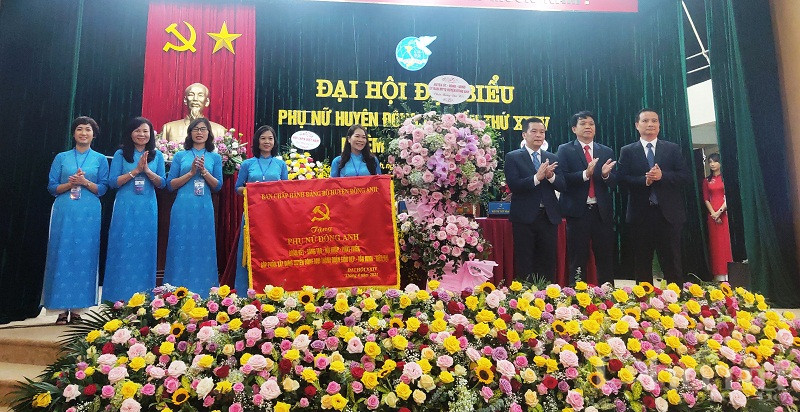 BCH Đảng bộ huyện Đông Anh tặng Đại hội Đại biểu Phụ nữ huyện Đông Anhkhóa XXIV, nhiệm kỳ 2021 - 2026 bức trướng:PHỤ NỮ ĐÔNG ANHĐOÀN KẾT - SÁNG TẠO - HỘI NHẬP - PHÁT TRIỂNGÓP PHẦN XÂY DỰNG HUYỆN ĐÔNG ANH THÀNH QUẬN GIÀU ĐẸP - VĂN MINH - HIỆN ĐẠI.