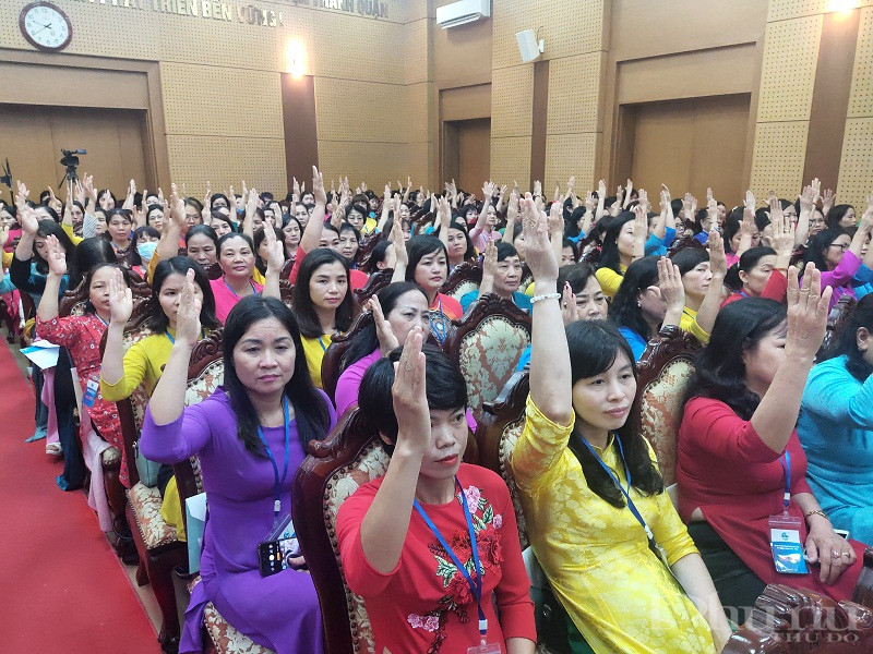 Các đại biểu biểu quyết bầu BCH Hội LHPN huyện lần thứ XXIV