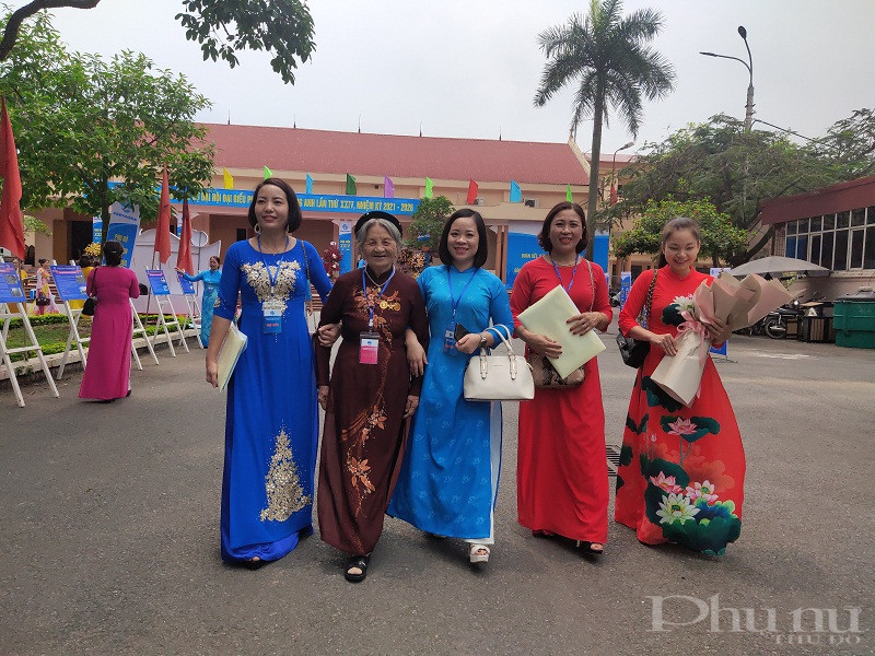 Các đại biểu phấn khởi tham dự Đại hội