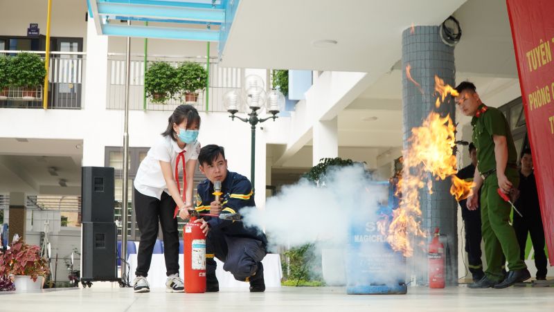 Học sinh được thực hành chữa cháy Học sinh được thực hành chữa cháy