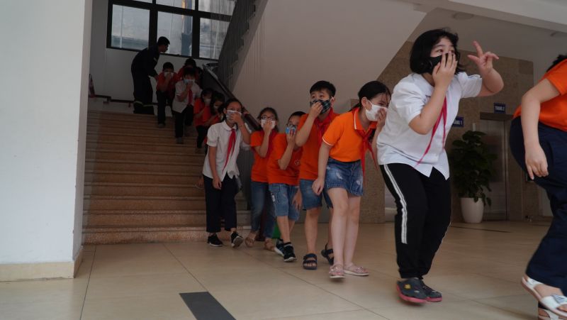 Học sinh tham gia vào tình huống giả định cháy Học sinh tham gia vào tình huống giả định cháy