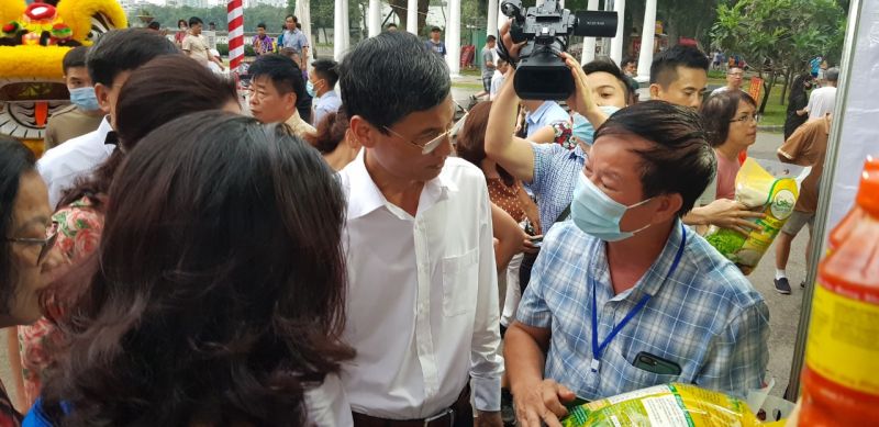 Các đại biểu tham quan gian hàng gạo ST25