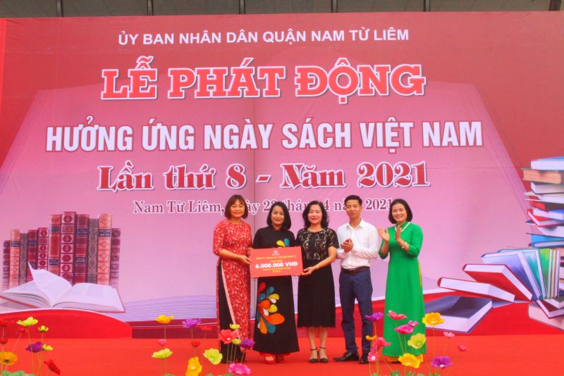 Các doanh nghiệp ủng hộ sách cho nhà trường Các doanh nghiệp ủng hộ sách cho nhà trường