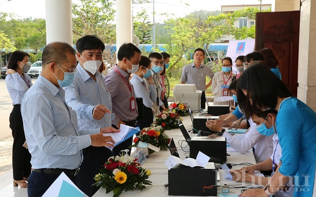 Cổ đông đăng ký và kiểm tra tư cách cổ đông trước khi vào đại hội.