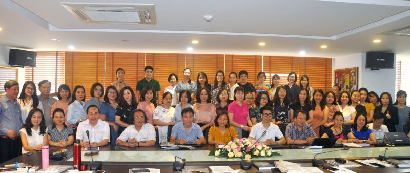 Các học viên chụp ảnh lưu niệm cùng Viện PSD