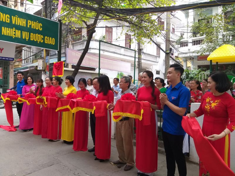 Các đại biểu cắt băng khánh thành sân chơi cộng đồng.