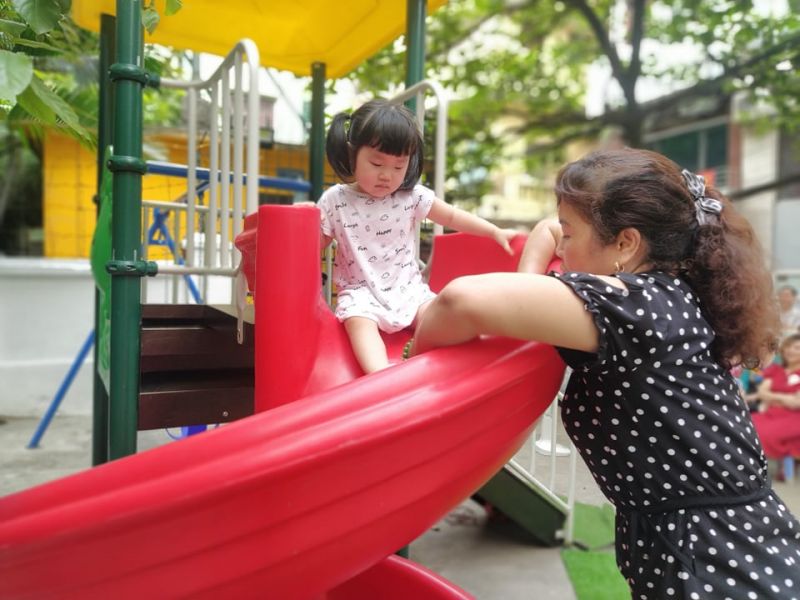 Ngay sau Lễ khánh thành, đông đảo người dân đã đưa con em tới vui chơi tại sân chơi cộng đồng Ngay sau Lễ khánh thành, đông đảo người dân đã đưa con em tới vui chơi tại sân chơi cộng đồng