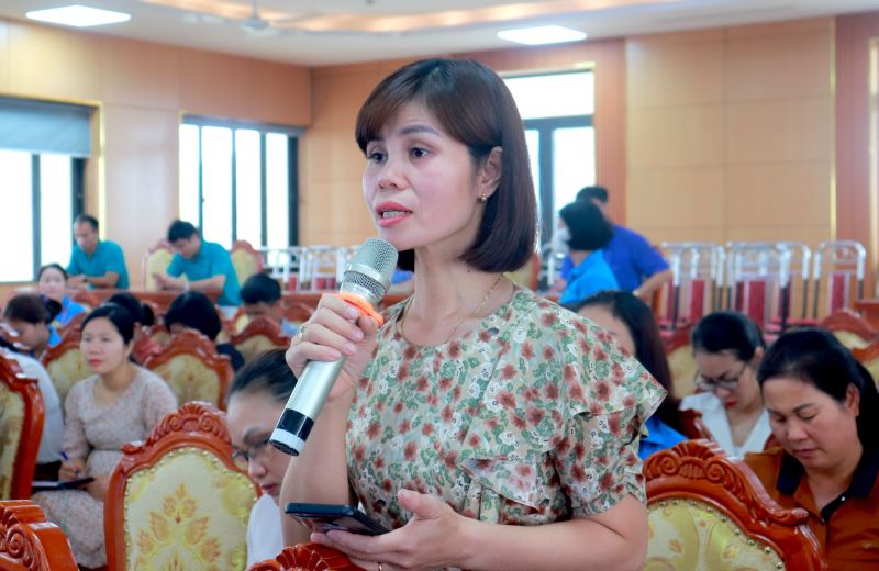 Người lao động đặt câu hỏi tại buổi giao lưu trực tuyến.