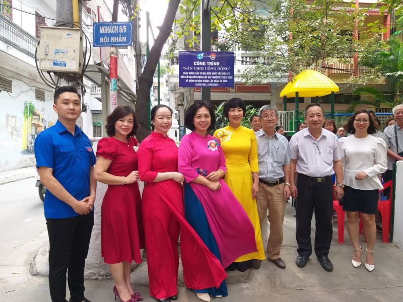 Các đại biểu chụp ảnh trước sân chơi cộng đồng