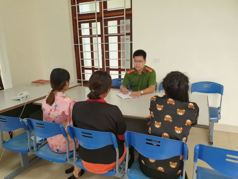 Công an làm việc với 3 thai phụ. Công an làm việc với 3 thai phụ.