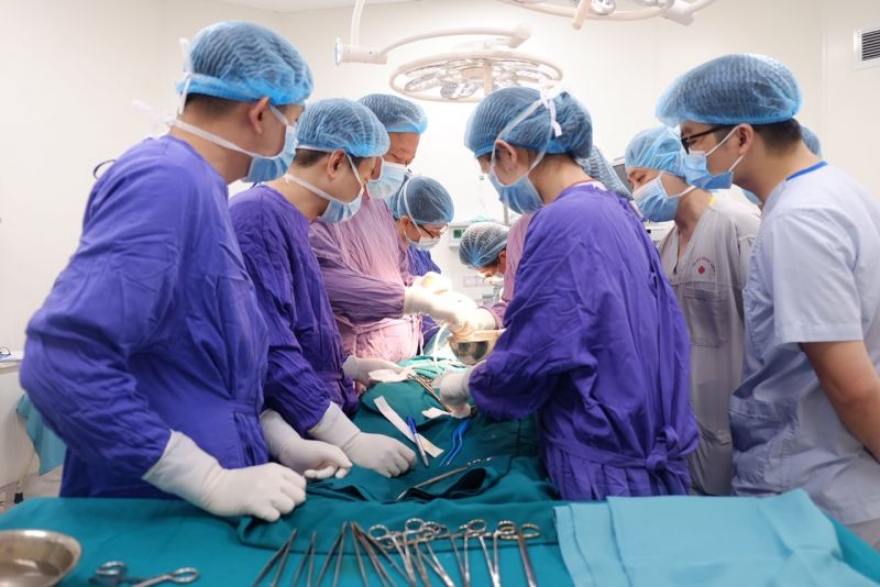 Các bác sĩ tiến hành ca phẫu thuật. Các bác sĩ tiến hành ca phẫu thuật.