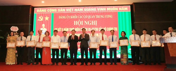 Đồng chí Nguyễn Trọng Nghĩa, Bí thư Trung ương Đảng, Trưởng ban Tuyên giáo Trung ương và đồng chí Huỳnh Tấn Việt, Uỷ viên Trung ương Đảng, Bí thư Đảng ủy Khối các cơ quan Trung ương trao bằng khen cho các tập thể có thành tích xuất sắc trong việc thực hiện Chỉ thị 05 của Bộ Chính trị