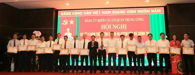 Đồng chí Thái Thanh Quý, Ủy viên Trung ương Đảng, Bí Thư tỉnh ủy Nghệ An và đồng chí Nguyễn Hữu Nghĩa, Ủy viên Trung ương Đảng, Phó trưởng Ban Kinh tế Trung ương trao bằng khen cho các tập thể