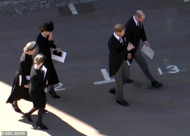 Công nương Kate lùi bước tạo điều kiện cho hai anh em hoàng tử trò chuyện với nhau.