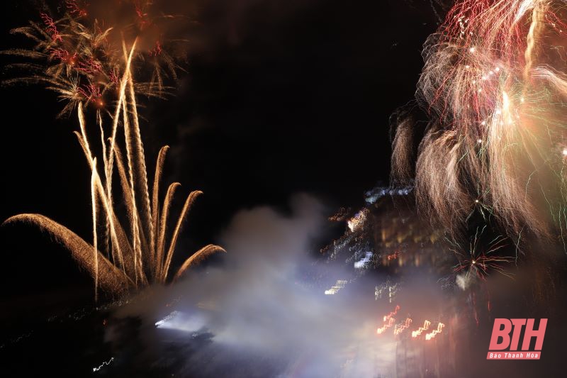 Bắn pháo hoa tại lễ hội du lịch biển Sầm Sơn tối 24/4. Ảnh: Báo Thanh Hóa