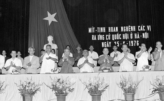 Tối 22/4/1976, tại Nh&agrave; h&aacute;t Lớn H&agrave; Nội, Ủy ban Mặt trận Tổ quốc v&agrave; Ủy ban h&agrave;nh ch&iacute;nh th&agrave;nh phố H&agrave; Nội tổ chức m&iacute;t tinh ch&agrave;o mừng cuộc Tổng tuyển cử, ch&agrave;o mừng c&aacute;c vị ứng cử đại biểu Quốc hội. Chủ tịch T&ocirc;n Đức Thắng, Ph&oacute; Chủ tịch Nguyễn Lương Bằng, Chủ tịch Ủy ban Thường vụ Quốc hội Trường Chinh v&agrave; Thủ tướng Phạm Văn Đồng tới dự. Ảnh: Thế Trung/TTXVN