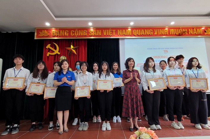 Quận đoàn Hà Đông khen thưởng 15 học sinh đạt danh hiệu  Quận đoàn Hà Đông khen thưởng 15 học sinh đạt danh hiệu