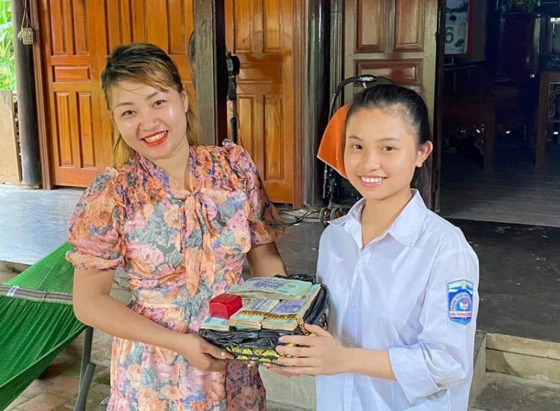 Em Bùi Thị Mỹ Dung trả lại toàn bộ tài sản cho người đánh rơi là chị Lê Thị Thắm.