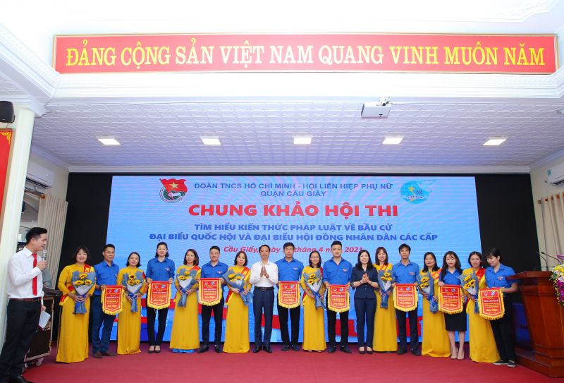 Bí thư Quận ủy Cầu Giấy Trần Thị Phương Hoa; Phó Bí thư Thường trực Quận ủy, Chủ tịch HĐND quận Nguyễn Văn Chiến trao cờ lưu niệm cho 8 đội thi Bí thư Quận ủy Cầu Giấy Trần Thị Phương Hoa; Phó Bí thư Thường trực Quận ủy, Chủ tịch HĐND quận Nguyễn Văn Chiến trao cờ lưu niệm cho 8 đội thi