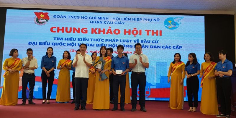 Phó Bí thư Thường trực Quận ủy Nguyễn Văn Chiến trao khen thưởng cho đội thi đoạt giải nhất Phó Bí thư Thường trực Quận ủy Nguyễn Văn Chiến trao khen thưởng cho đội thi đoạt giải nhất