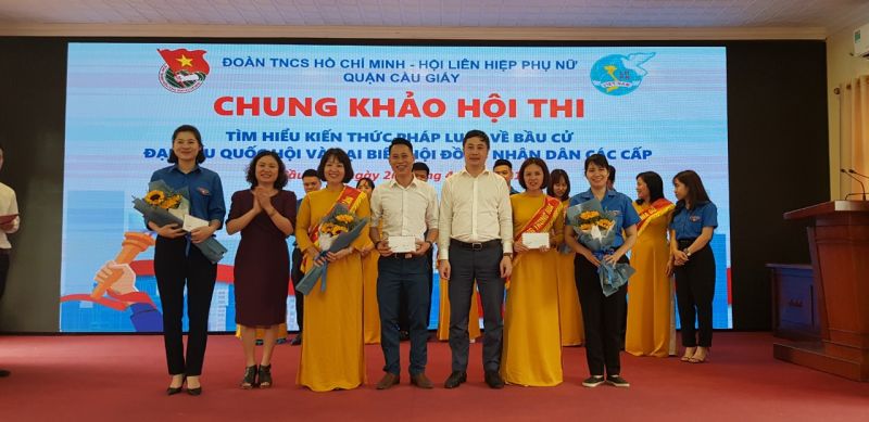 Lãnh đạo quận Cầu Giấy trao thưởng cho các đội thi đoạt giải nhì Lãnh đạo quận Cầu Giấy trao thưởng cho các đội thi đoạt giải nhì
