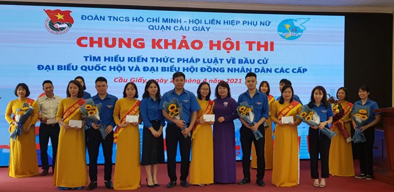 Lãnh đạo Đoàn Thanh niên và Hội LHPN quận Cầu Giấy trao thưởng cho các đội thi đoạt giải ba Lãnh đạo Đoàn Thanh niên và Hội LHPN quận Cầu Giấy trao thưởng cho các đội thi đoạt giải ba
