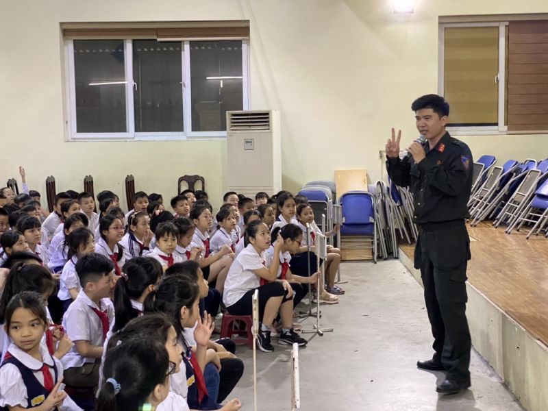 Cán bộ Cảnh sát cơ động truyền đạt kiến thức và kỹ năng cho học sinh
