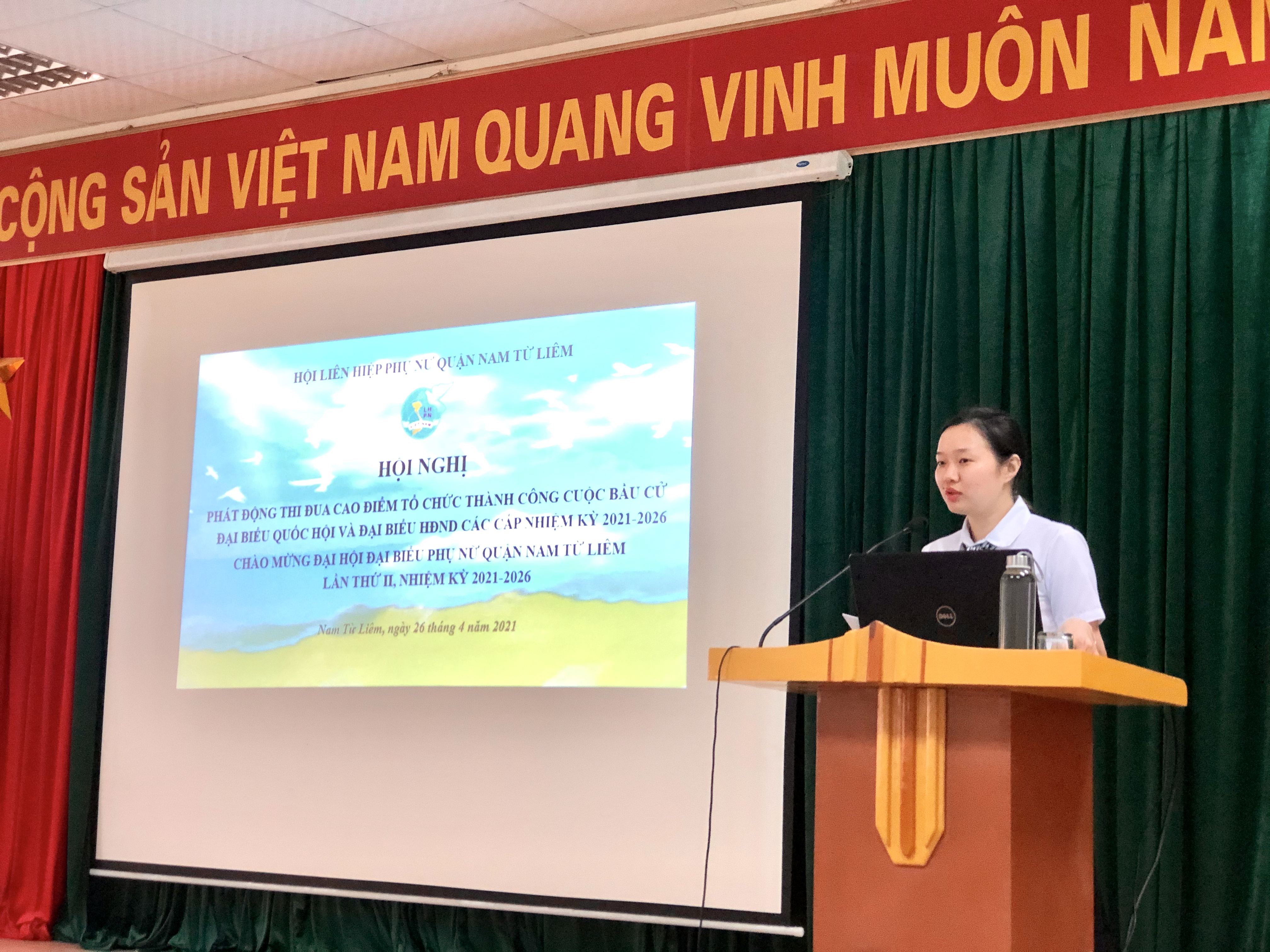 Chị Nguyễn Thị Thu Huyền, Chủ tịch Hội LHPN phường Phương Canh thay mặt cán bộ, hội viên phụ nữ quận hưởng ứng thi đua